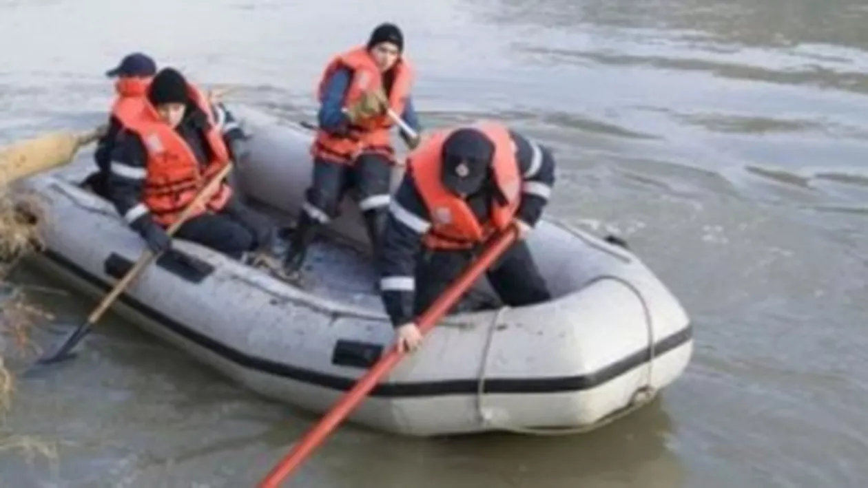 Suceava: Un tânăr de 17 ani este căutat de pompieri, după ce a dispărut în apele unui iaz