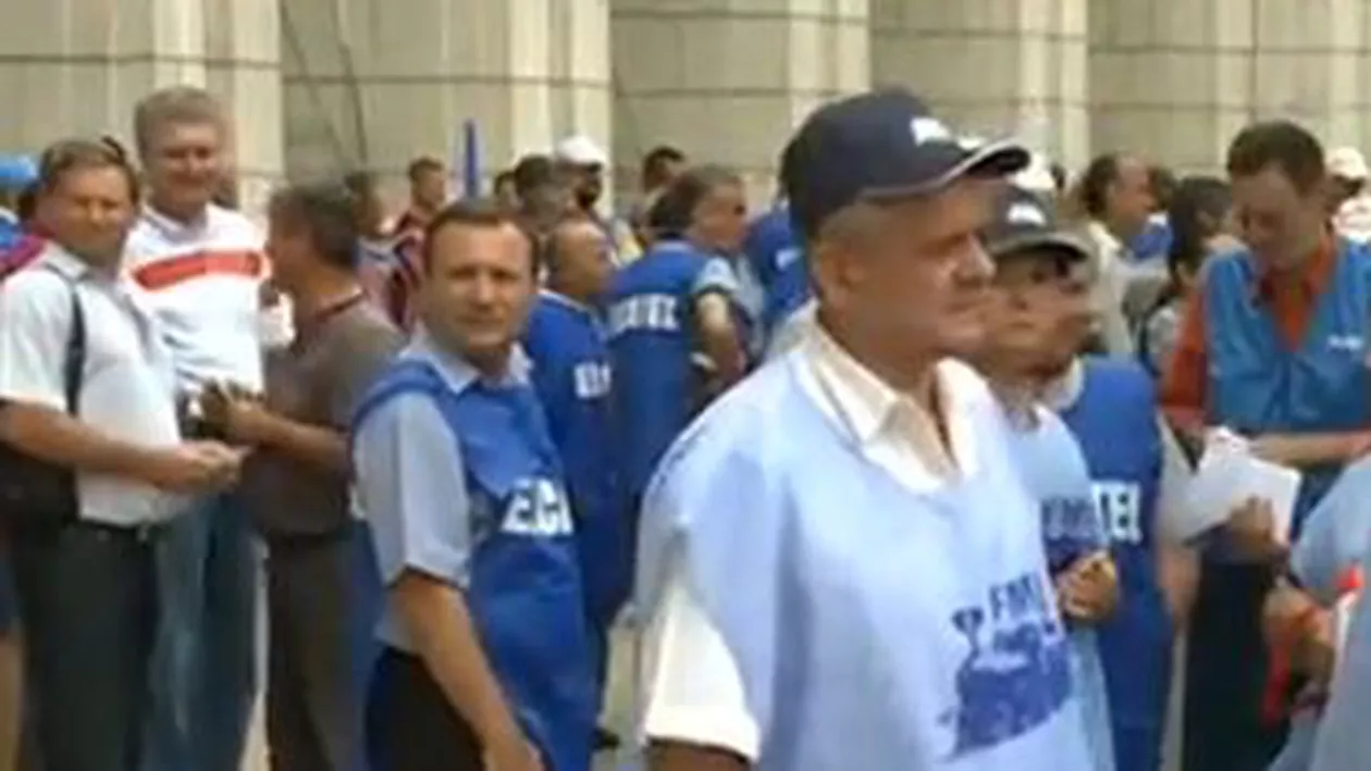 Peste 200 de angajați ai CFR protestează față de subfinanțarea sistemului feroviar (VIDEO)