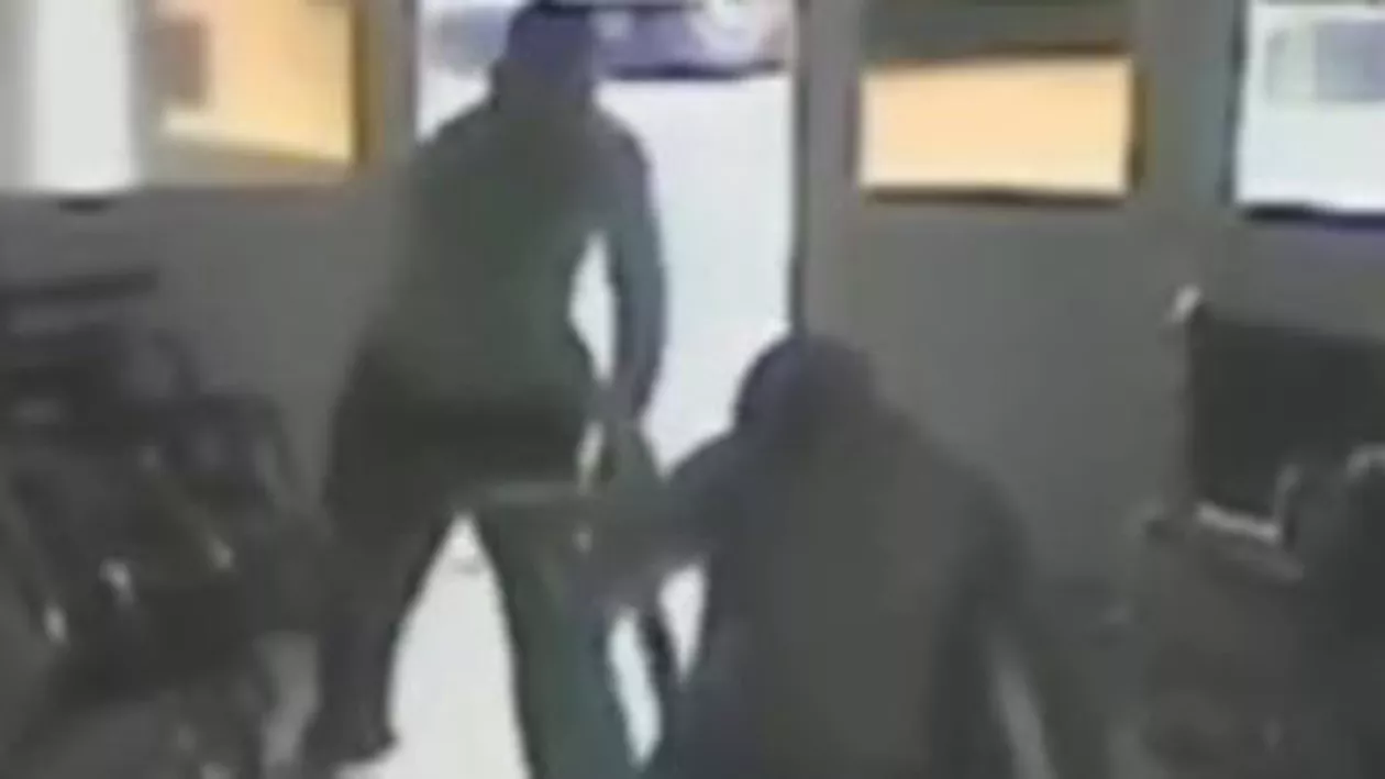 Scandal la Spitalul Județean din Sibiu: Doi scandalagii au vandalizat secția de urgențe după ce s-au bătut pe stradă (VIDEO)