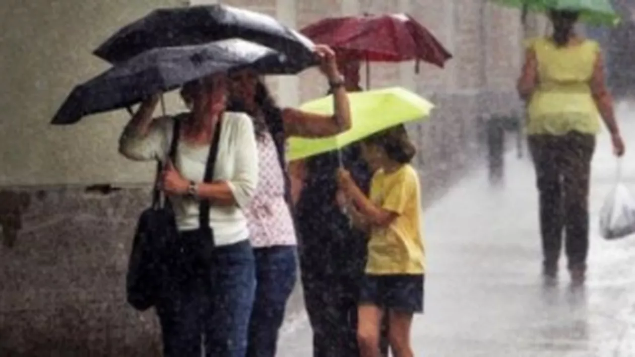 Cod galben de ploi torențiale pentru litoral și alte 6 județe