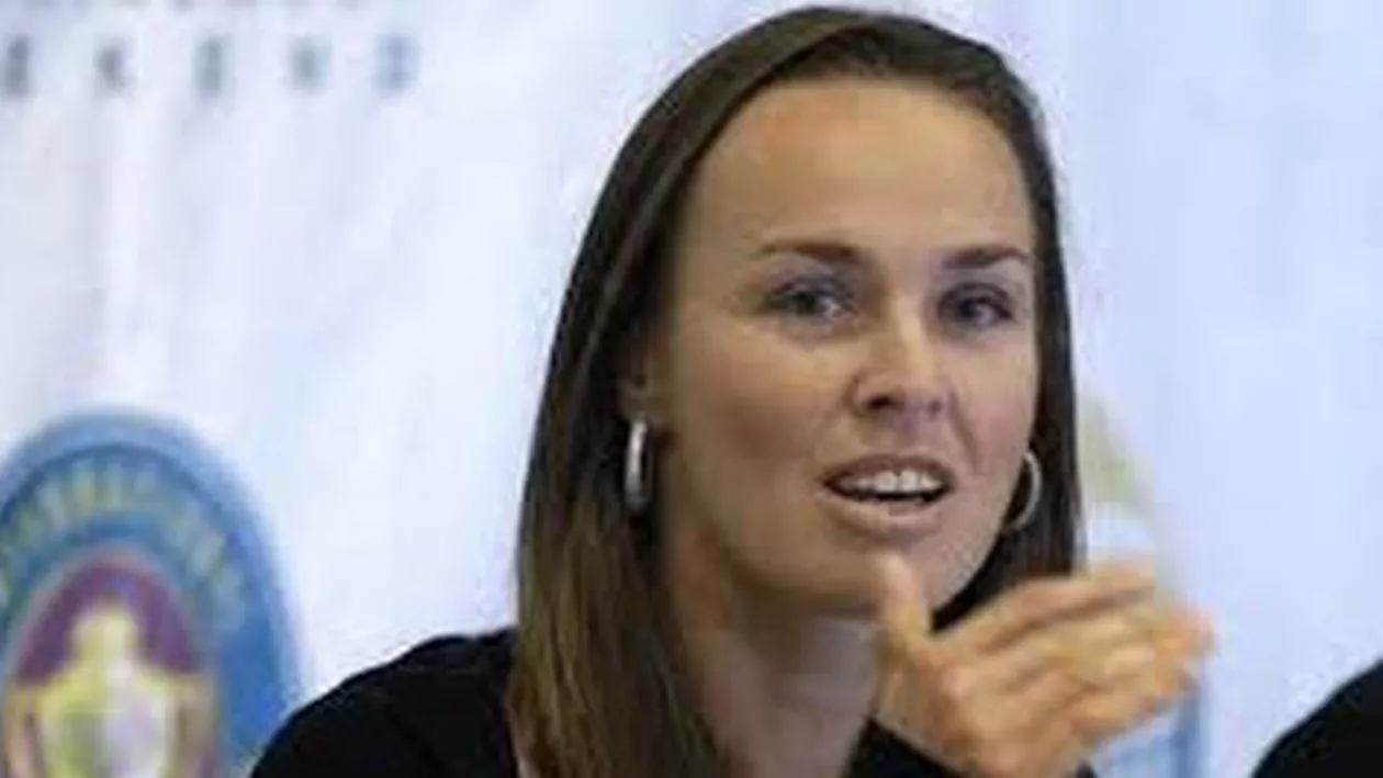 Martina Hingis revine în tenis şi va evolua în competiţiile de dublu