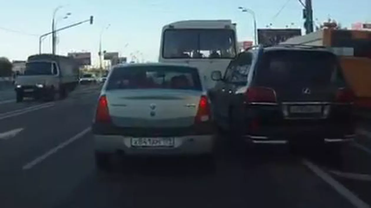 Ce se întâmplă când te pui cu un Logan: Un proprietar de SUV a trecut printr-o întâmplare stânjenitoare (VIDEO)