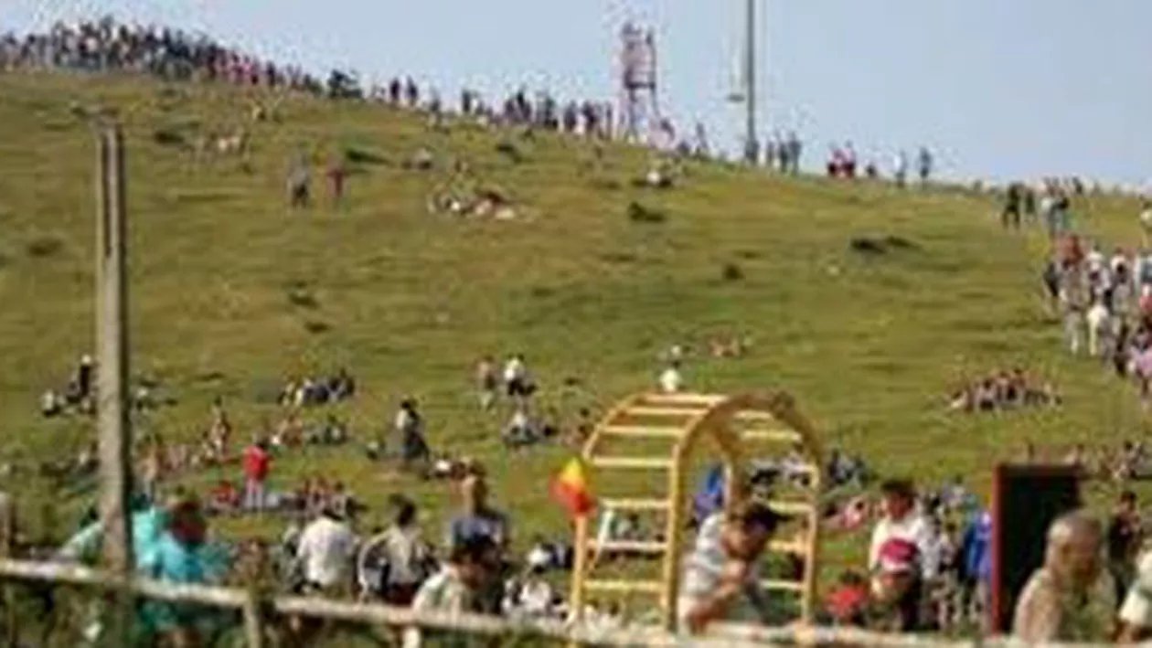 A început Târgul de fete de pe Muntele Găina: Câteva mii de persoane sunt așteptate la eveniment