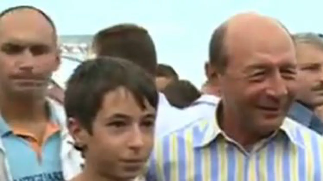 Traian Băsescu, baie de mulțime la Târgul anual de Sfântul Ilie din Costești (VIDEO)