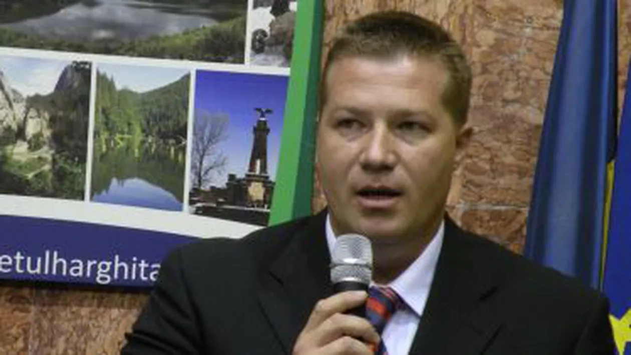 Prefectul de Harghita le cere primarilor să îndepărteze ”drapele care nu respectă legea” de pe sediile primăriilor