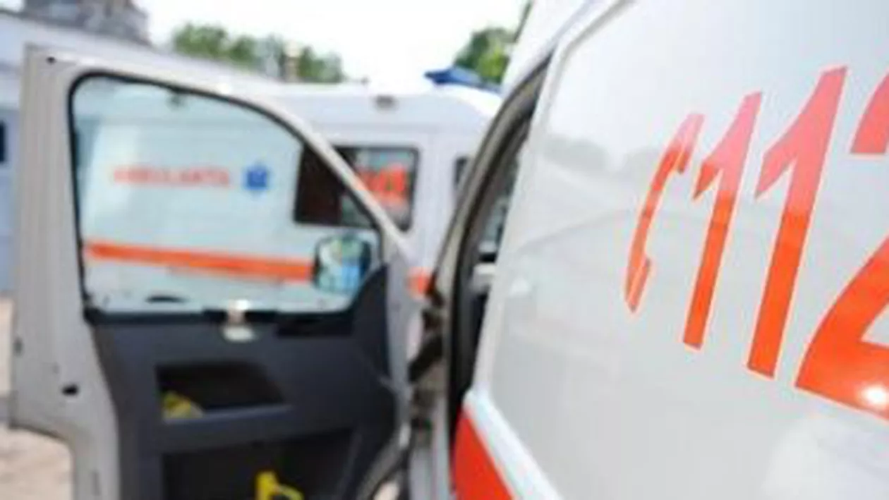 O ambulanță s-a răsturnat într-un șanț din Vaslui: Echipajul medical și pacientul au fost răniți