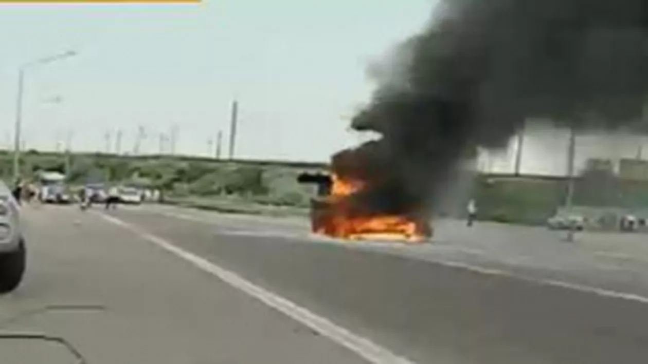 Un taxi a ars în întregime pe Autostrada Soarelui: Pasagerii au scăpat nevătămați
