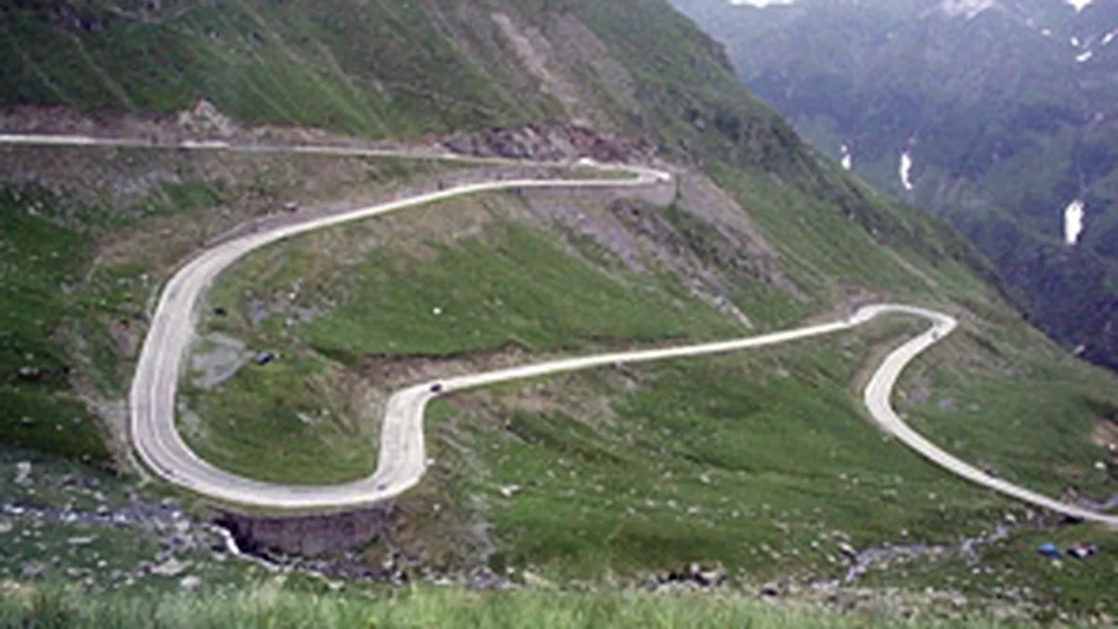 Un autovehicul a căzut într-o prăpastie pe Transfăgărăşan