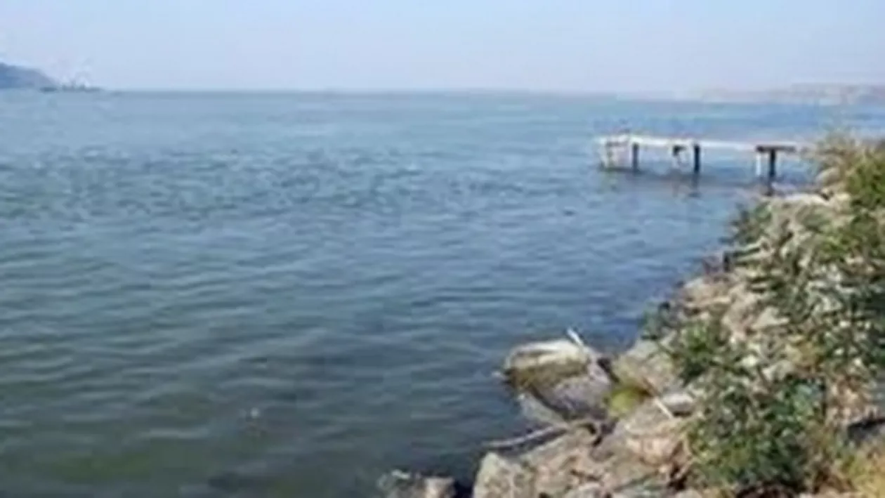 Mehedinţi: Doi copii de 14 ani, care s-au scufundat cu barca în Dunăre, căutaţi de pompieri