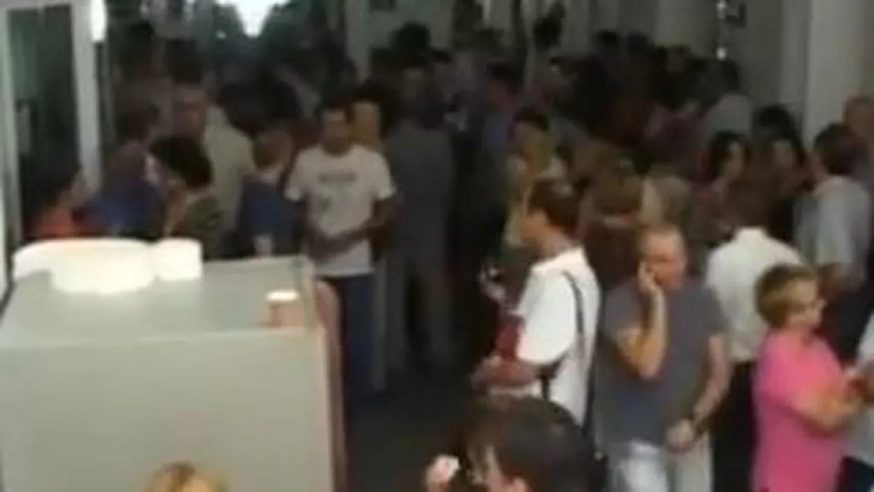 Proteste la Fiscul din Arad: Peste 200 de angajați au întrerupt lucrul, nemulțumiți de reducerile de personal (VIDEO)