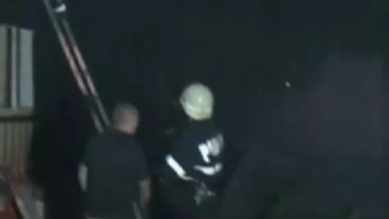 Incendiu de proporții în Suceava: Un bărbat și-a pierdut viața încercând să salveze animalele (VIDEO)