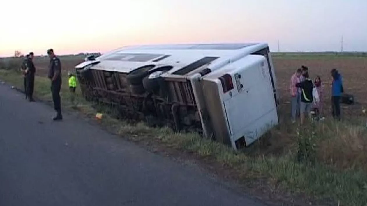 Bihor: Un autocar cu 21 de copii s-a răsturnat în zona Piatra Craiului (VIDEO)
