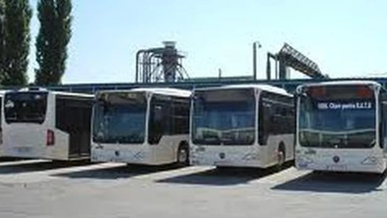 Bucureștenii, nevoiți să aștepte în stațiile RATB zeci de minute din cauza reducerii numărului de vehicule