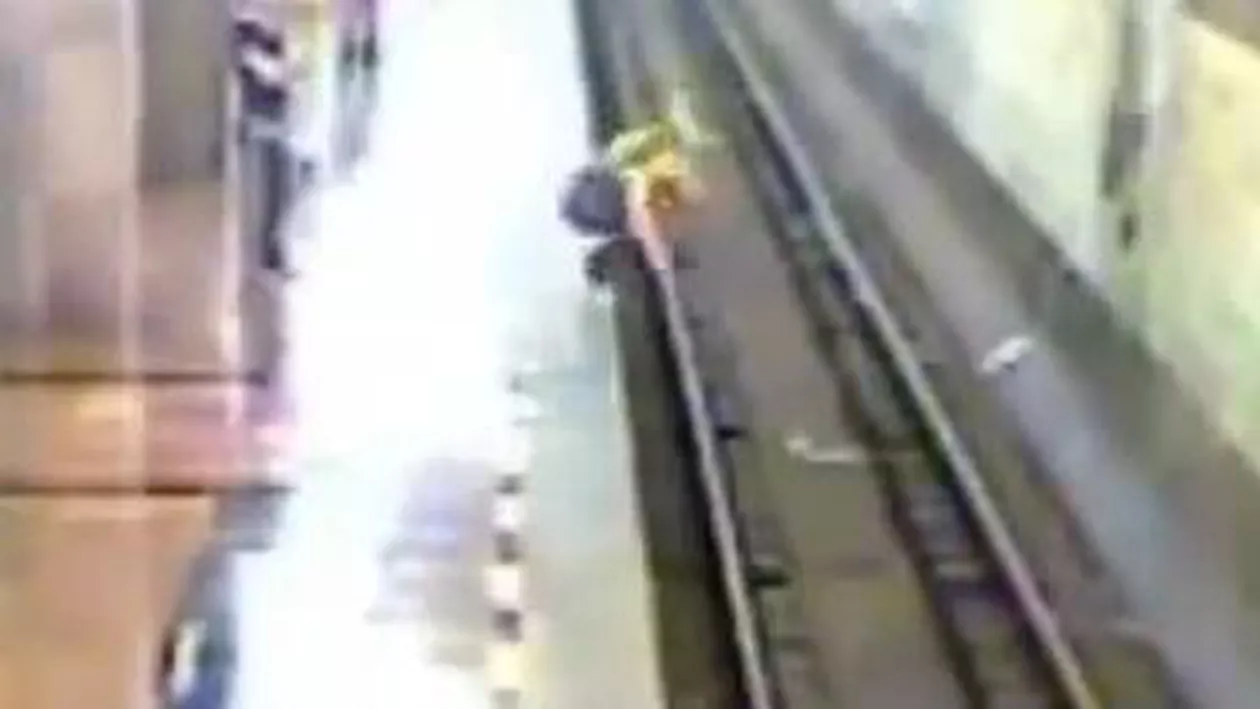 Rusia: O tânără a scăpat nevătămată după ce s-a aruncat în fața metroului (VIDEO)