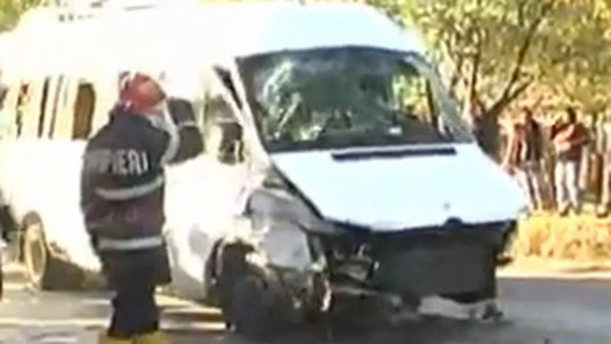 Grav accident de circulaţie în judeţul Gorj: 19 persoane au fost rănite după ce o maşină s-a răsturnat într-o prăpastie