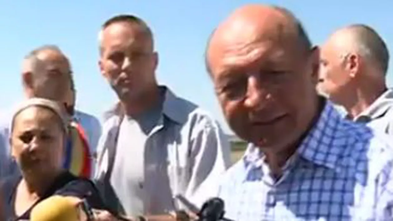 Băsescu, pe șantierul tronsonului de autostradă Arad - Nădlac: E o proastă guvernare, este emblema neputinței noastre (VIDEO)