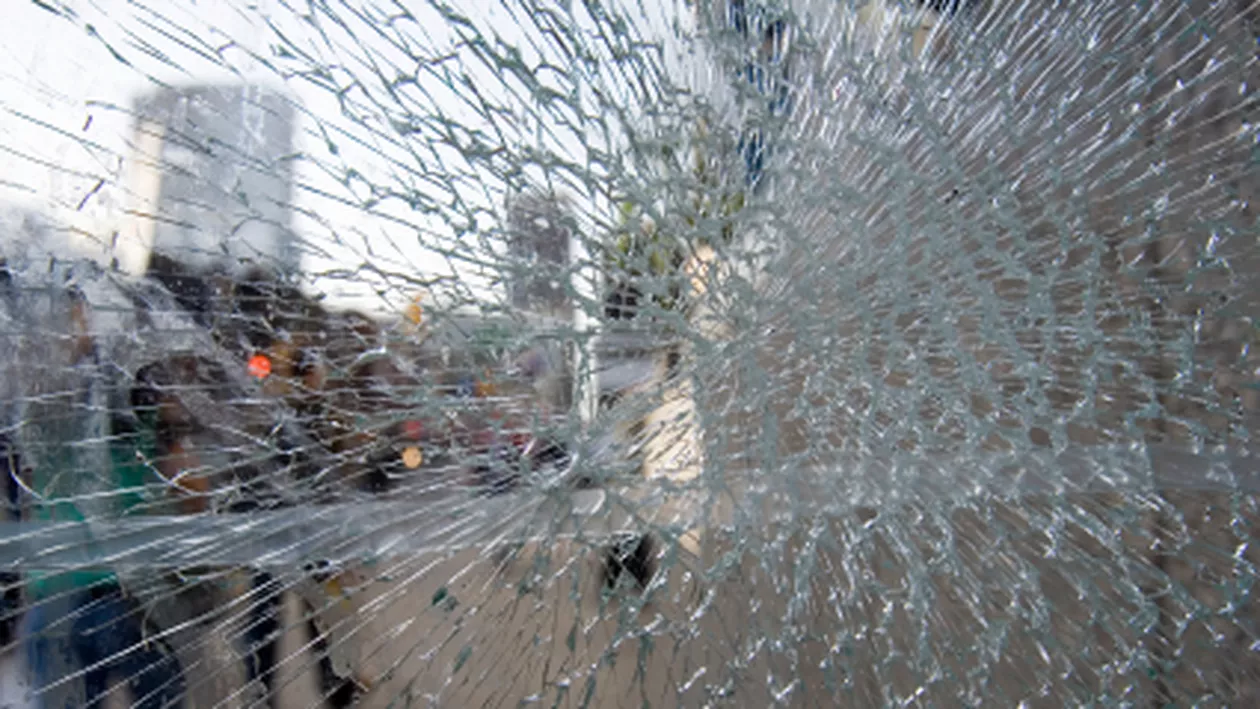 Bucureşti: Angajată a unei bănci, spitalizată după ce un geam a căzut peste ea