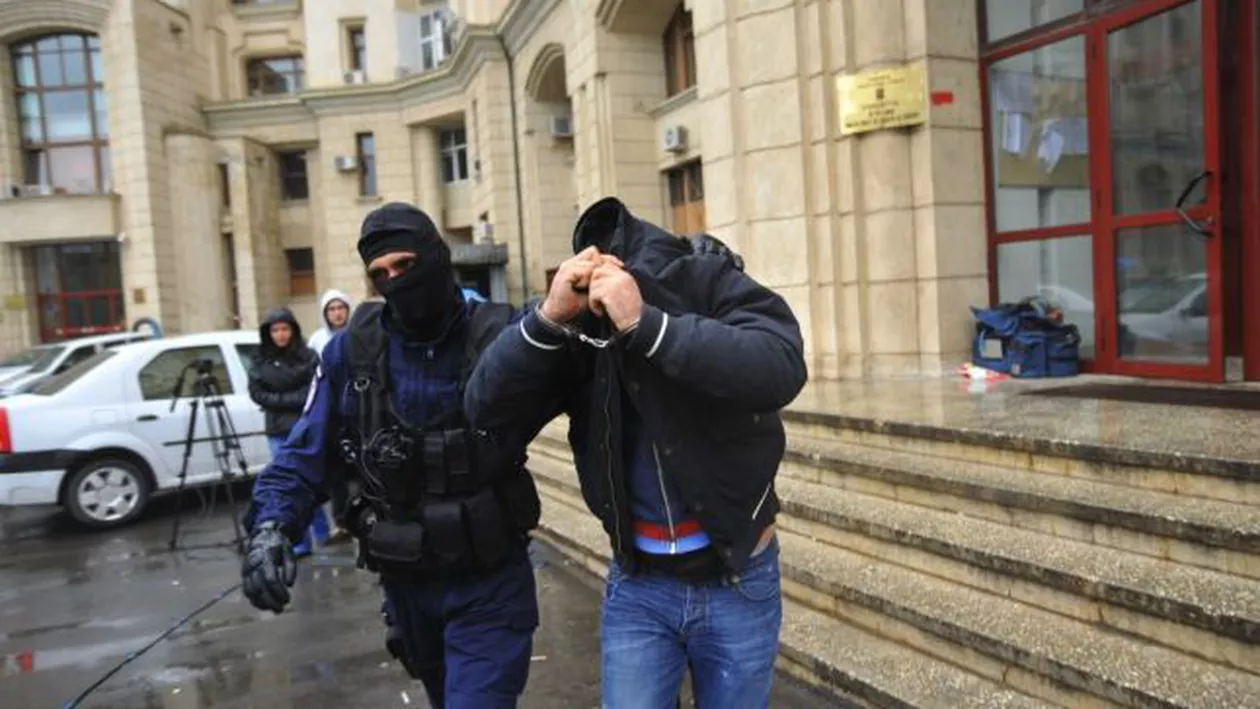 Fiul fostului şef al IPJ Prahova, acuzat de fals şi înşelăciune: Locuinţa acestuia percheziţionată