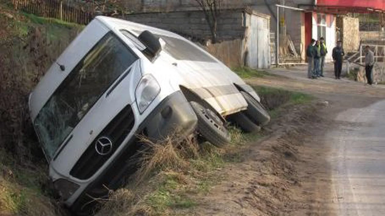 Republica Moldova: Un mort și 13 răniți într-un accident de microbuz care transporta ilegal pasageri