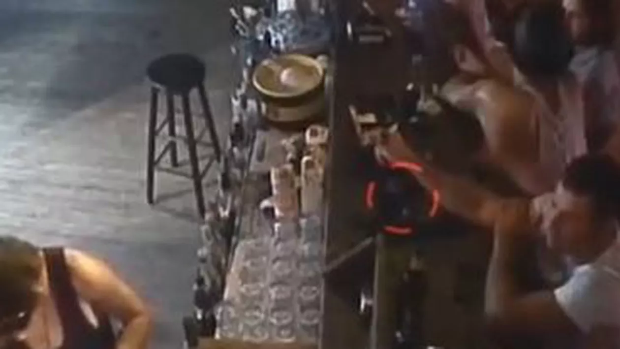 Hoț iscusit în Năvodari: A furat un telefon mobil chiar de sub nasul proprietarului (VIDEO)