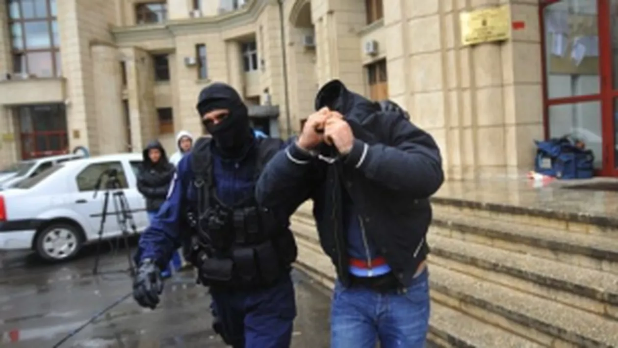 Fiul unui fost șef IPJ Prahova, arestat preventiv pentru fals, uz de fals și înșelăciune