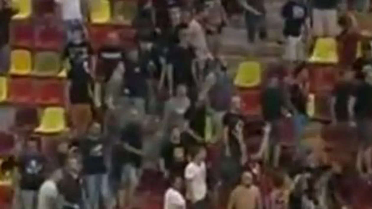 Violențe la meciul Dinamo - Steaua: Sute de suporteri au fost evacuați după ce au început să arunce cu scaune