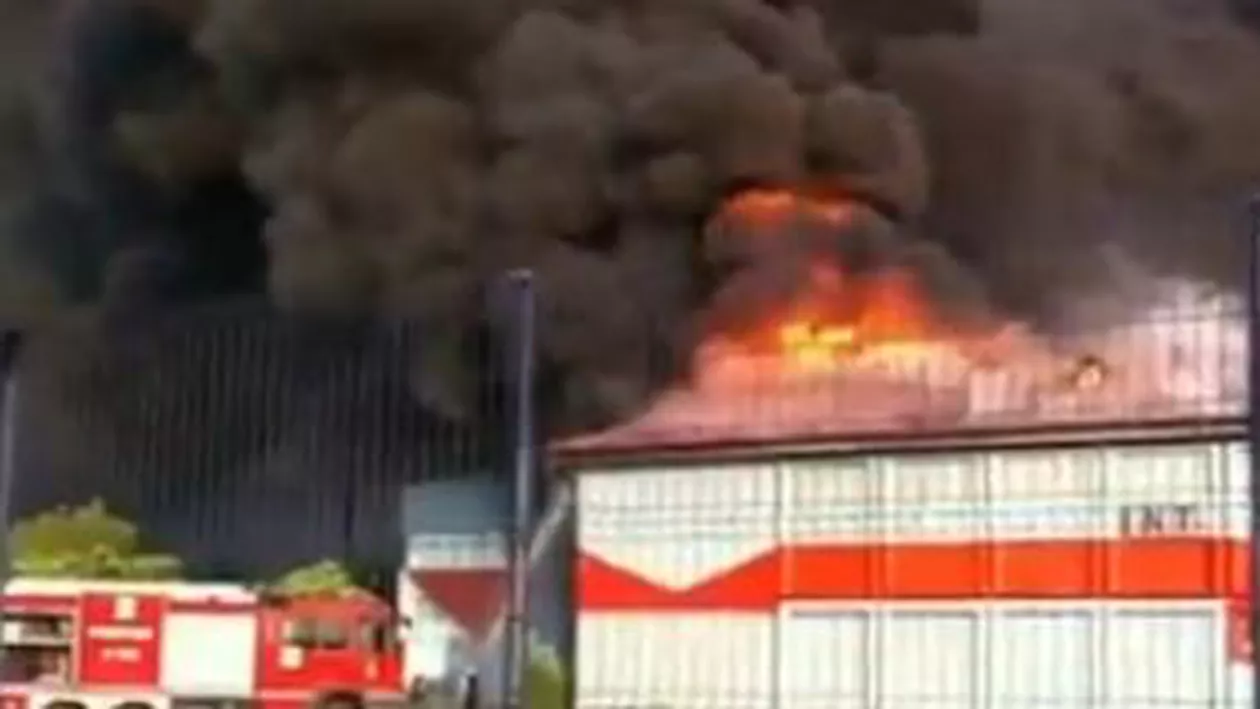 Incendiu la o fabrică de vopseluri din Slatina: Mai multe clădiri au fost cuprinse de flăcări (VIDEO)