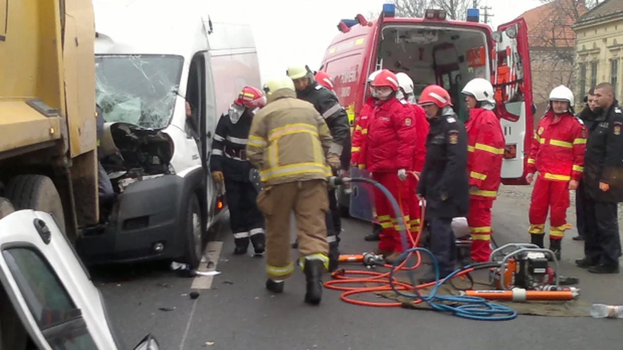 Timiș: Cinci persoane au fost rănite după ce un autocamion a intrat în coliziune cu un microbuz