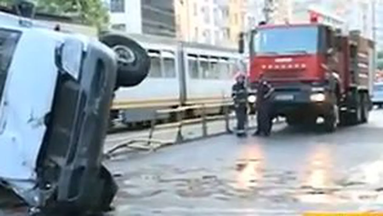 O dubă s-a răsturnat pe linia tramvaiului 41 din Capitală
