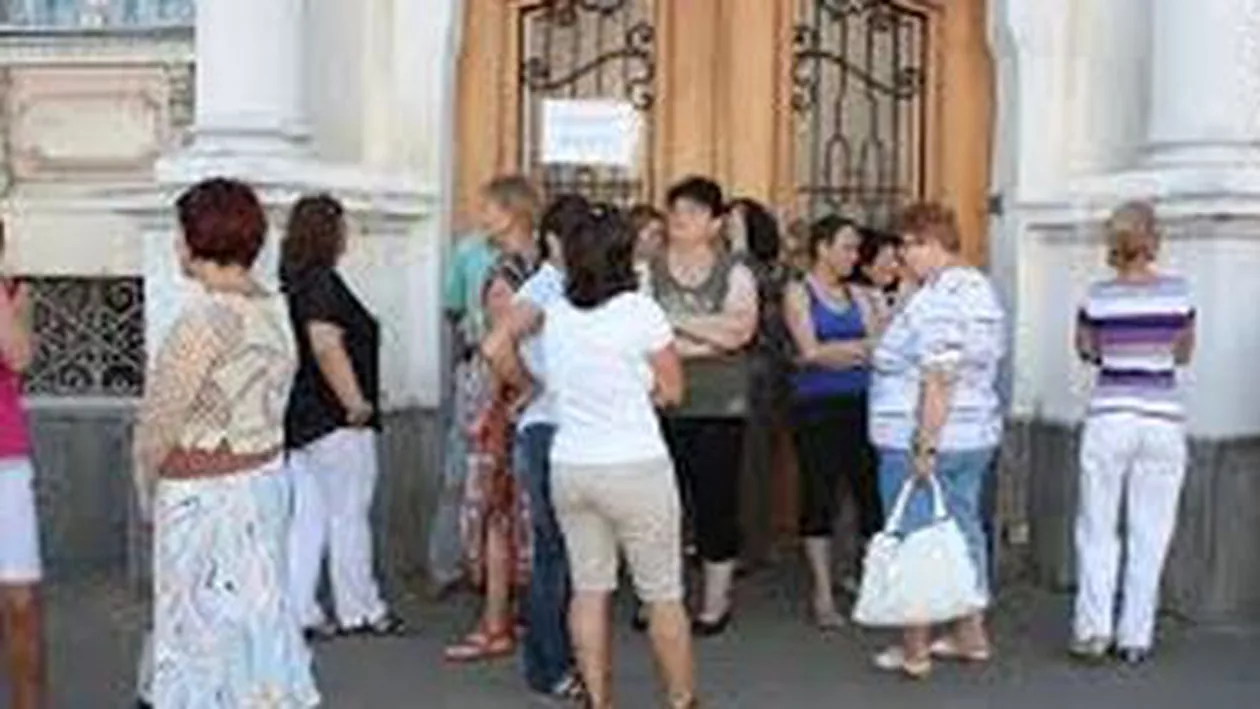 Protest spontan la Nădlac: Peste 100 de angajați ai Fiscului au blocat DN7, nemulțumiți de mutarea sediului la Arad
