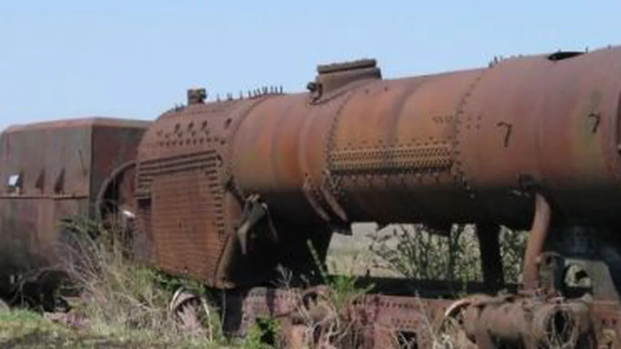 Locomotivă din tezaurul național, abandonată și vândută de hoți pe bucăți la fier vechi