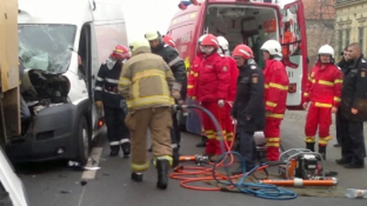 Bistriţa: Doi morţi şi patru răniţi după ce maşina în care se aflau s-a răsturnat pe DN 17 D