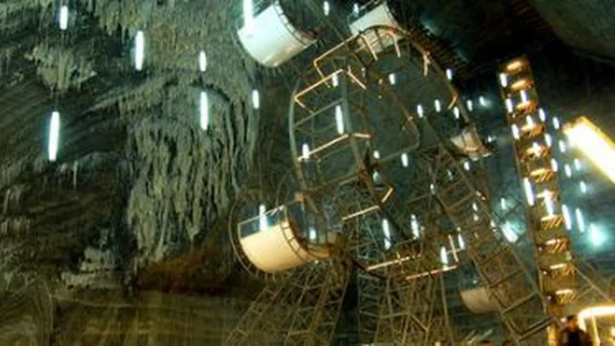 Mai mulți turiști au rămas blocați peste două ore în Roata Mare din Salina Turda din cauza unei defecțiuni