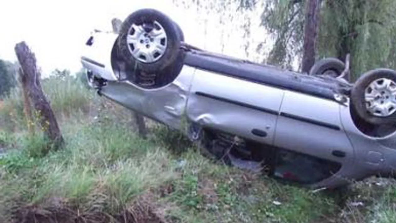 Două autoturisme s-au răsturnat la Bacău: Cinci persoane au fost rănite