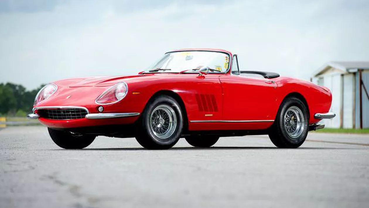 Un Ferrari din anii ‘60, cea mai scumpă maşină sport vândută vreodată la o licitaţie în SUA