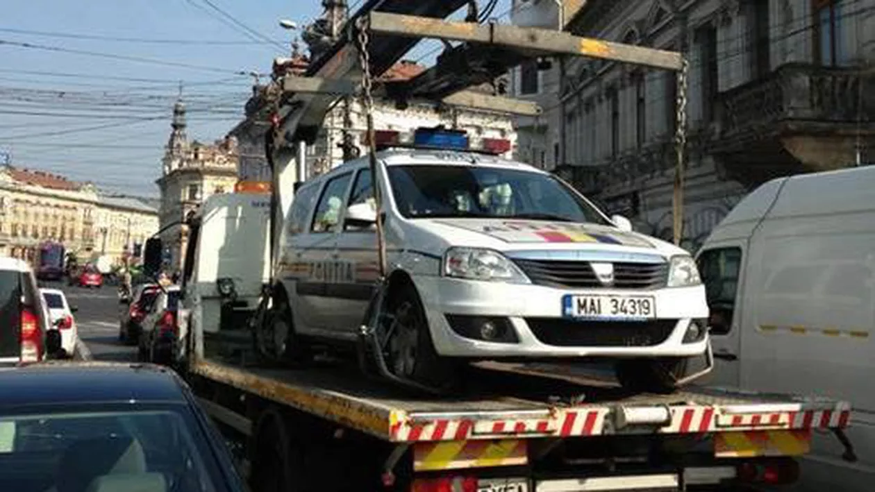 Cluj: Mașină a poliției, ridicată pentru parcare neregulamentară (FOTO)