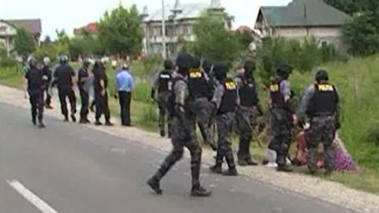 Scandal cu bâte într-un cartier din Arad între două clanuri de romi: Doi tineri au fost înjunghiați (VIDEO)