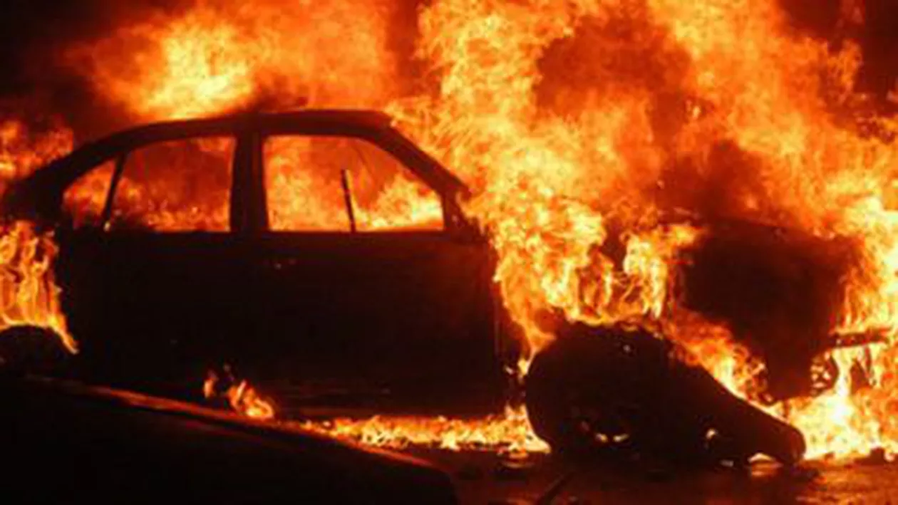 Incendiu în centrul Piteștiului: Trei mașini au fost nimicite de foc