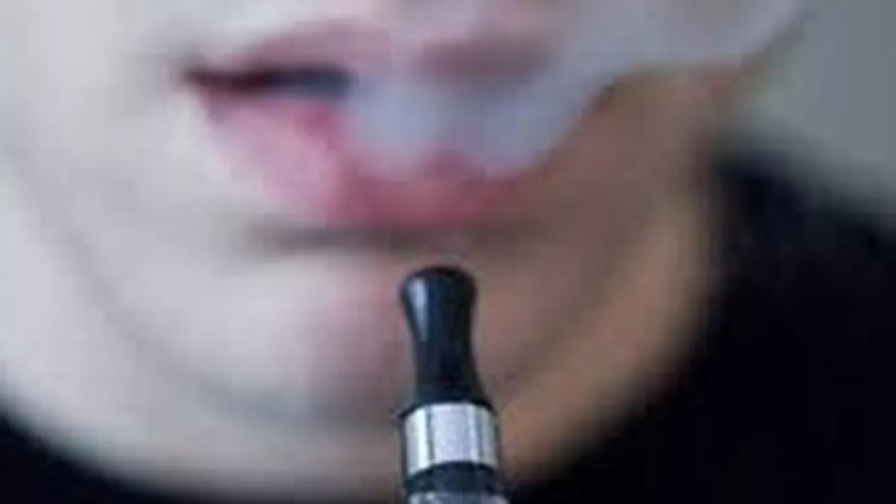 Studiu: Țigările electronice pot răspândi molecule toxice în cantități mai mari decât țigările clasice