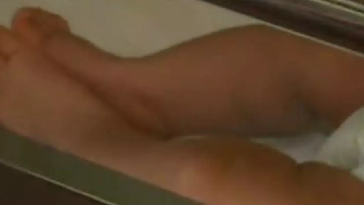 Fetiță de 4 luni din Galați, învinețită pe tot corpul de propria mamă (VIDEO)