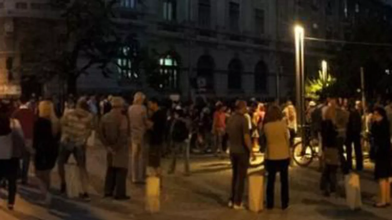 A treia zi de proteste pentru Roșia Montană: Aproximativ 100 de persoane, adunate în Piața Universității din București