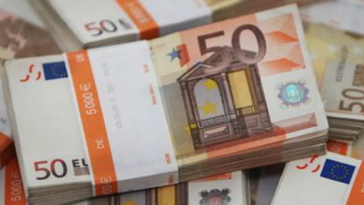 Un pensionar din Arad a predat polițiștilor un plic cu 1.200 de euro găsit pe stradă, refuzând să fie recompensat