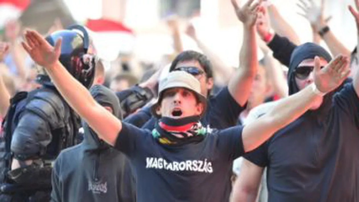 Cercetări la Sighișoara, după ce un microbuz cu suporteri maghiari a fost atacat cu doze de bere