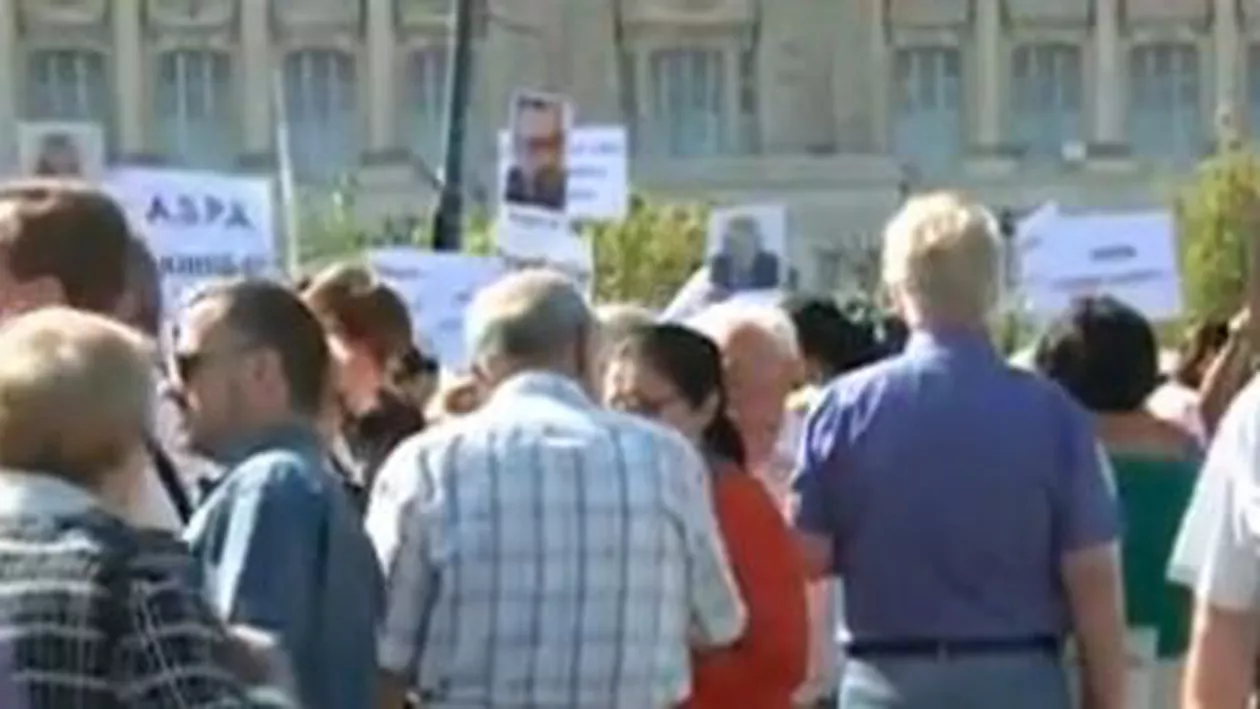 Drama lui Ionuț scoate bucureștenii în stradă: Peste 300 de oameni, adunați în fața Palatului Parlamentului