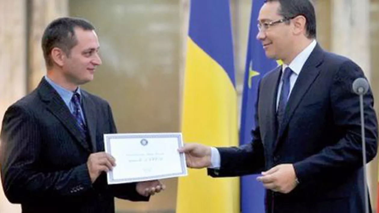 Premierul Ponta l-a premiat pe bărbatul care a descoperit tezaurul de monede de la Goleşti cu 45.000 de lei