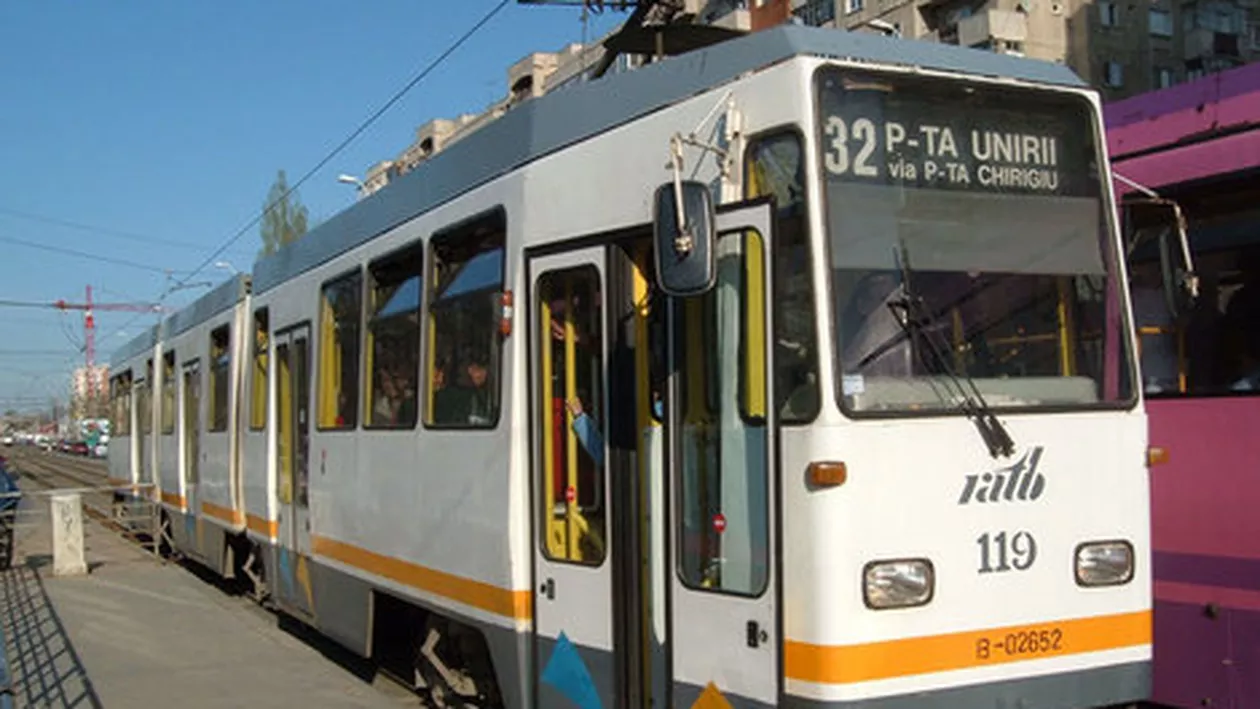 Bucureşti: Un bărbat a ajuns la spital cu piciorul strivit după ce a fost prins sub tramvaiul 32