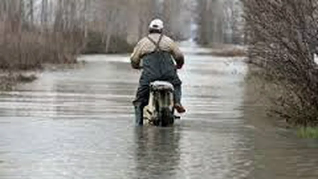 Galaţi: Două drumuri blocate şi trafic feroviar suspendat pe ruta Galaţi-Bârlad în urma inundaţiilor