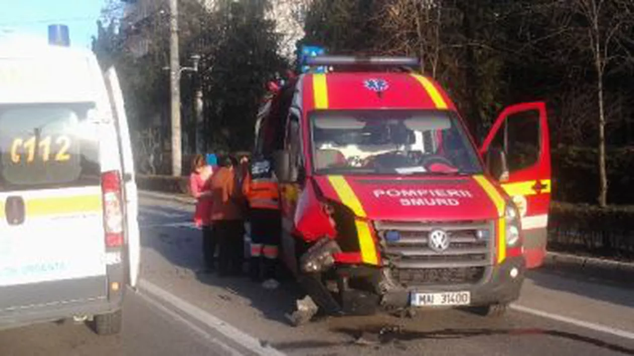 Cinci persoane au ajuns la spital, în urma coliziunii dintre un microbuz și o autoutilitară în Deva