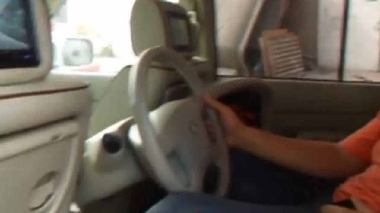 Dubai: Un SUV Nissan, transformat pentru a fi condus de pe bancheta din spate (VIDEO)