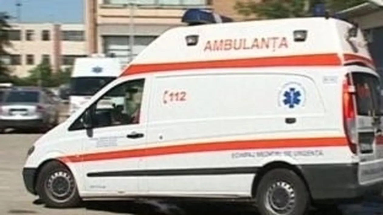 Un tir s-a răsturnat peste două mașini: Două persoane au fost rănite